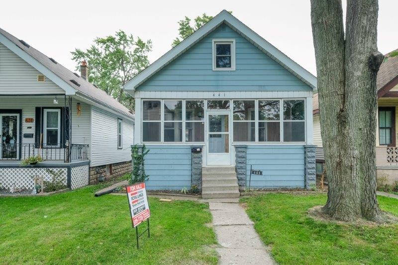4 bedrooms house for rent with 2 car parkings
