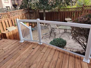 Glass Deck Railings – Modern Look, Durable Aluminum Frame