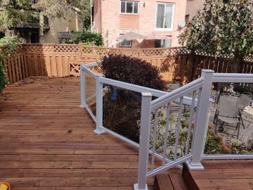 Glass Deck Railings – Modern Look, Durable Aluminum Frame